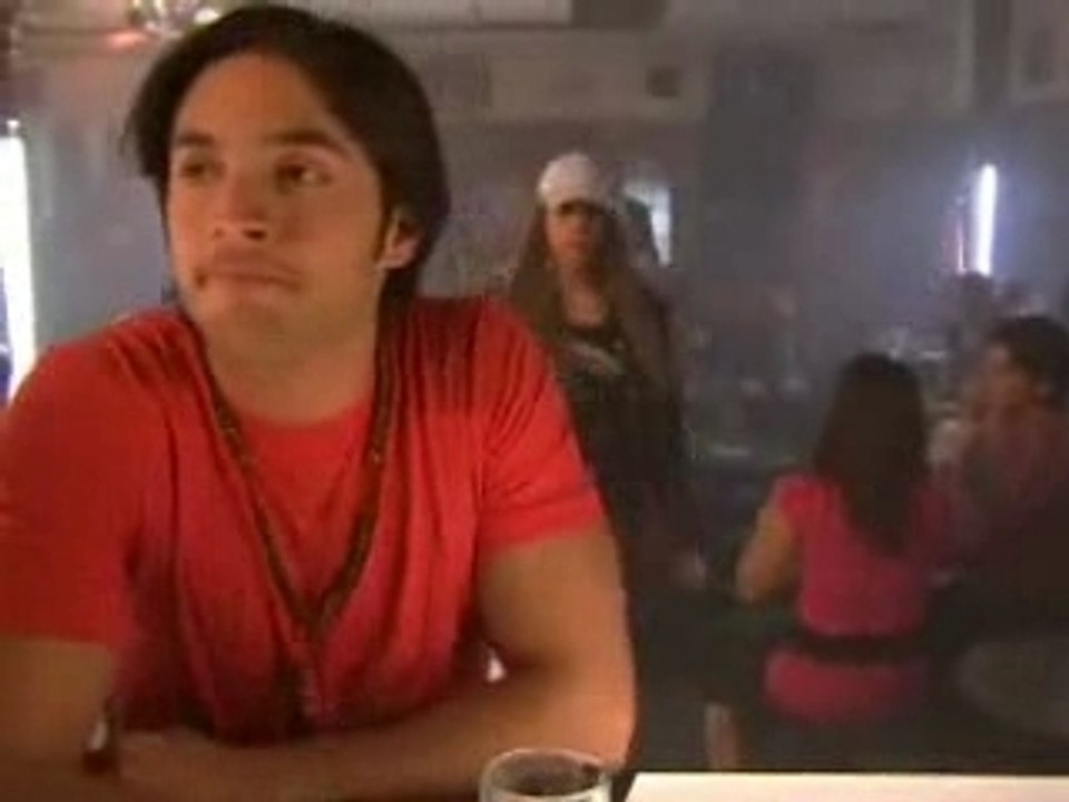 Tony baila