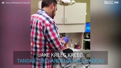 Vader krijgt nieuwe tanden cadeau!