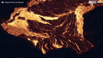 Rivier van lava stroomt uit vulkaan op Hawaï