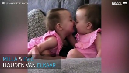 Baby tweeling deelt lief moment voor de camera