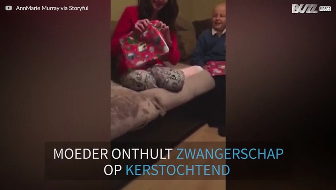 Bekijk deze creatieve zwangerschapsaankondiging op kerstochtend