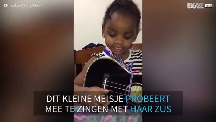 Driejarige zingt een musicalnummer mee met haar zus
