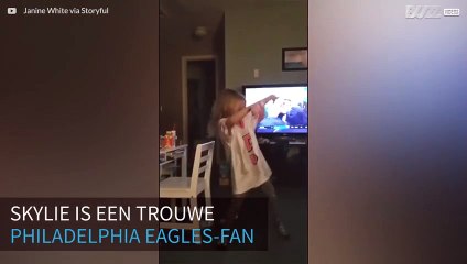 Mini Eagles-fan doet een overwinningsdans