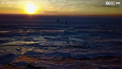 Een bevroren strand van bovenaf gezien