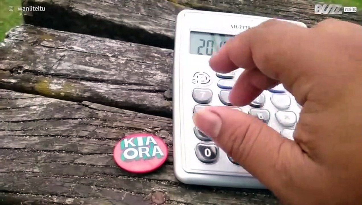 [TRANSLATE] - Man turns calculator into musical instrument - Video ...