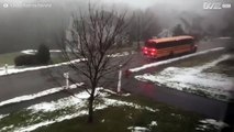 Schoolbus verliest op een gevaarlijke manier de controle over ijzige weg