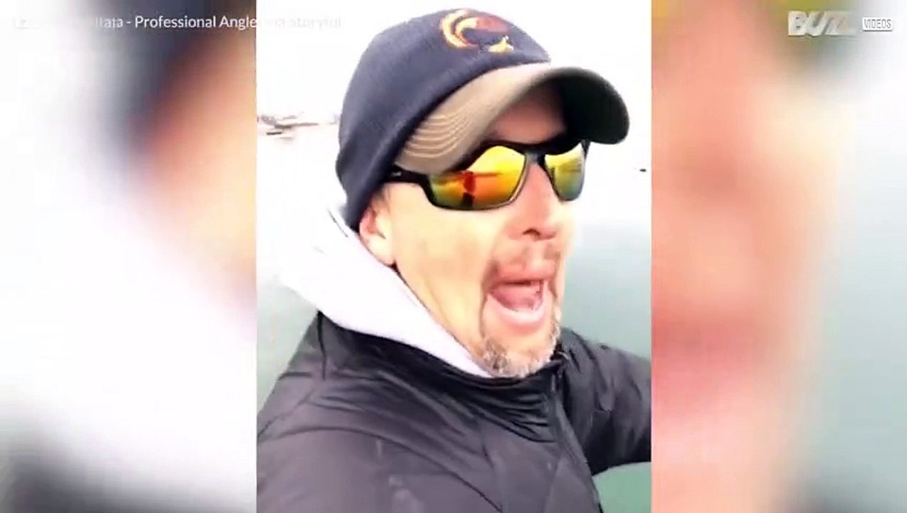 Vis springt uit het water en blijft steken op het ijs