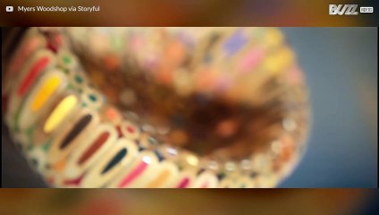 Getalenteerde kunstenaar maakt een schaal van 198 kleurenpotloden