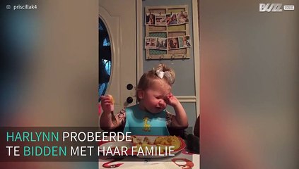 Klein meisje wil voor gebed al eten