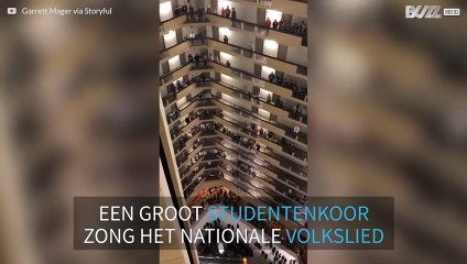 Studentenkoor zingt Amerikaans volkslied in een hotel in Louisville