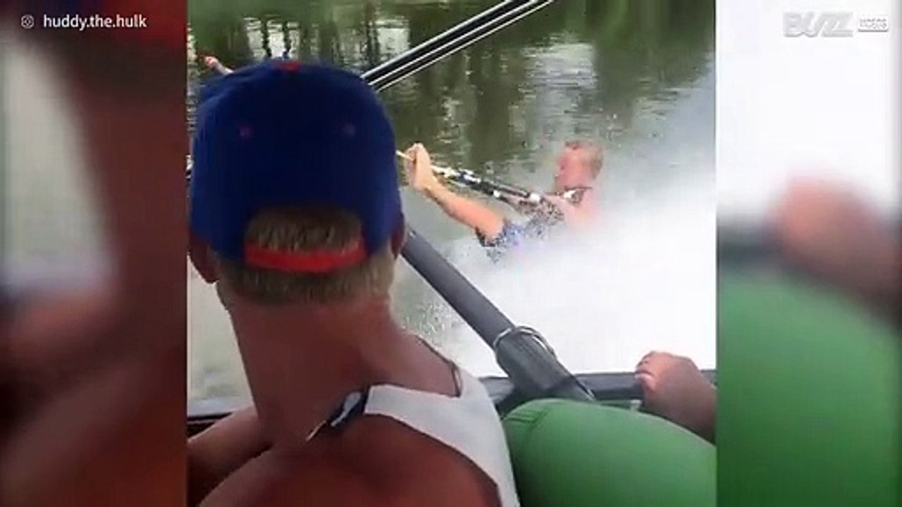 Jongen gaat onderuit tijdens het waterskiën