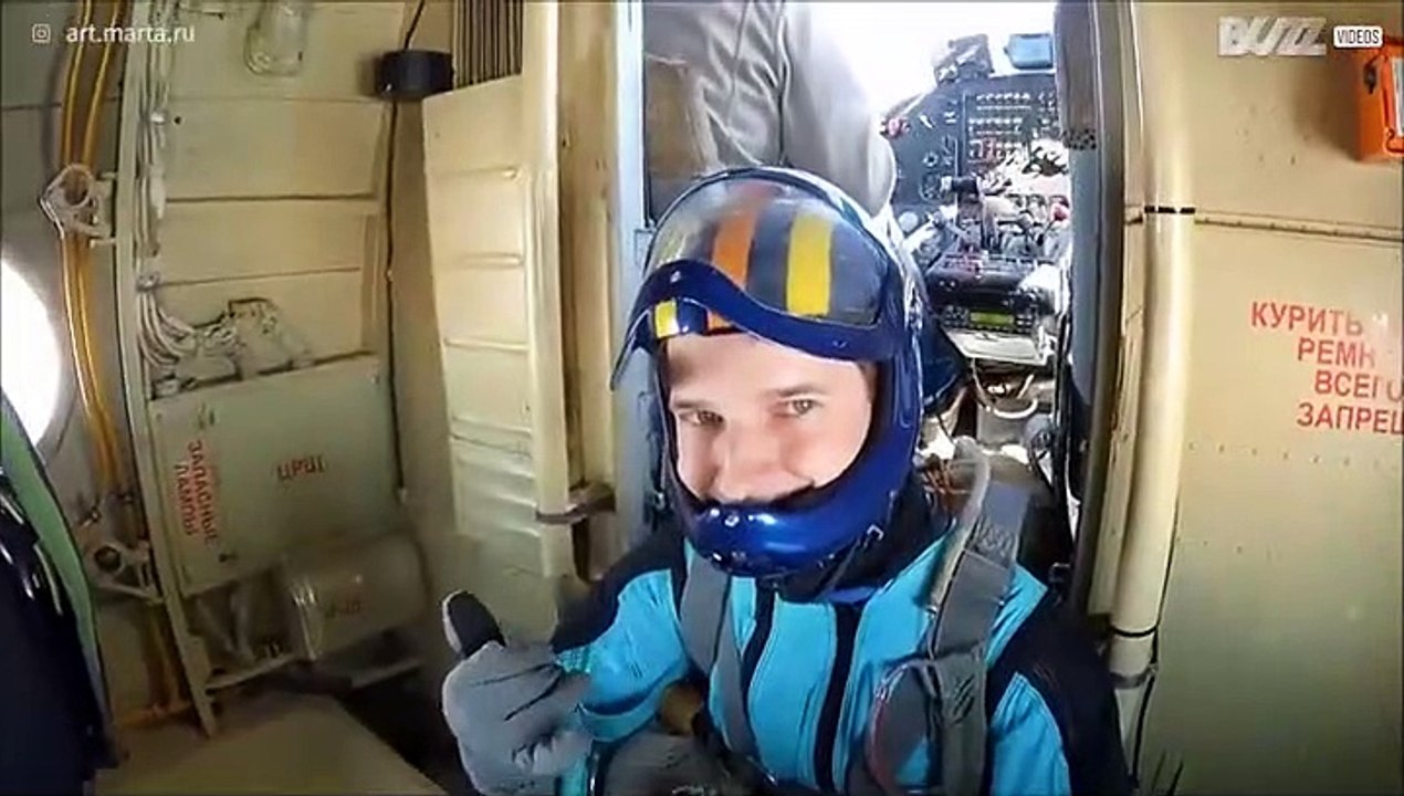 Allereerste wingsuit-sprong met ouderwetse parachute