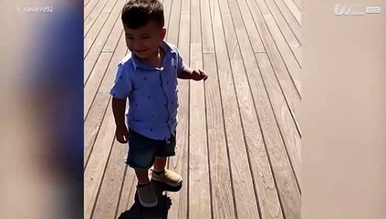 Klein jochie is bang voor zijn eigen schaduw