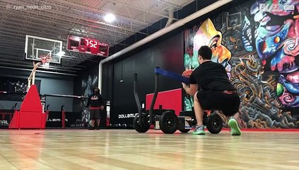 Basketbalspeler slaat bal in de basket met slingshot