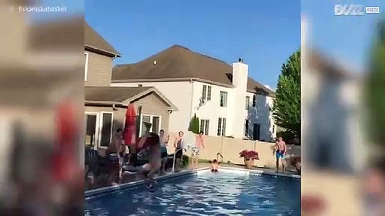 Epische basketbal dunk boven het zwembad