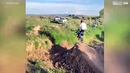 Indrukwekkende motorstunt gaat fout