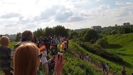 Kind krijgt modelvliegtuig vol in het gezicht