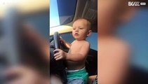 Baby achter het stuur geniet van muziek