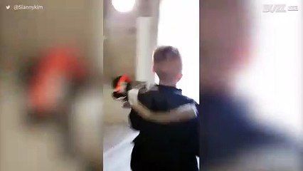 Ontroerend: jongetje bezoekt voor het eerst stadion favoriete club