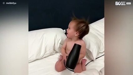 Baby is dol op haardroger