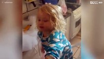 Meisje helpt moeder bij afwas. Maar niet heus!