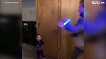 Peuter probeert de Jedi truc van papa na te doen
