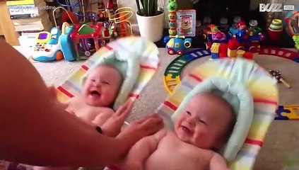 Lachende tweeling doet harten smelten