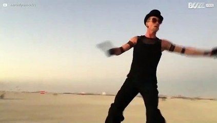 Performance kunstenaar danst op palen tijdens Burning Man