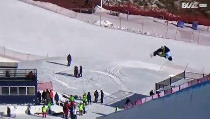 Snowboarder maakt pijnlijke val