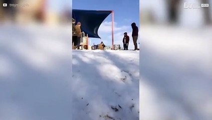 Jongen op kartonnen slee maakt harde smak