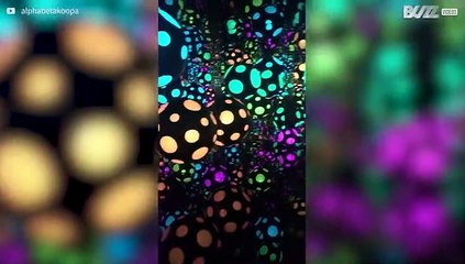 Indrukwekkende 'infinity room' van Japanse kunstenares