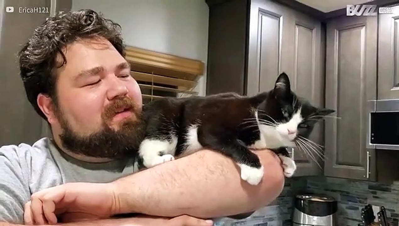 Geredde kat toont liefde voor baasje