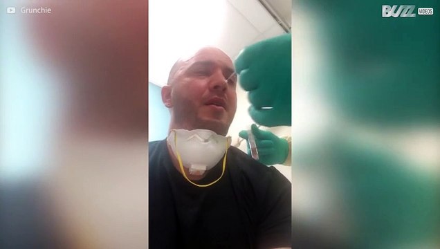 Man laat zien hoe coronatest wordt gedaan