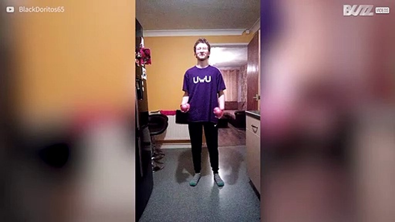 Man jongleert ballen achter zijn rug