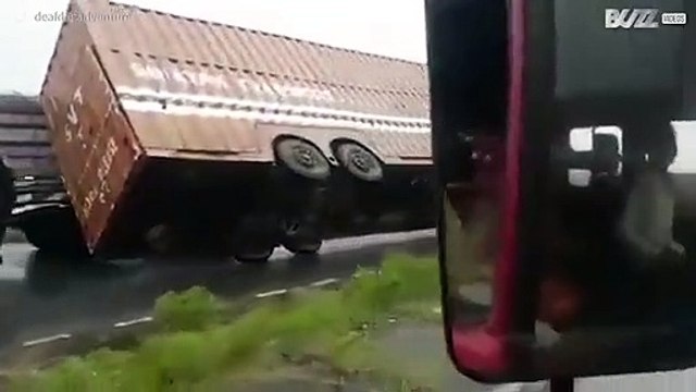 [TRANSLATE] - Super-cyclone Amphan topples trucks like toys after hitting Kolkata