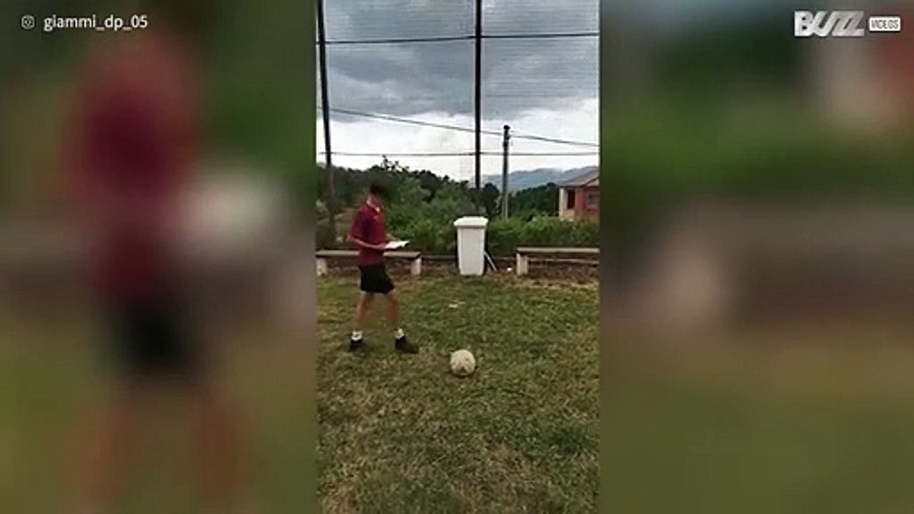 [TRANSLATE] - Youngster casually flicks footbal...