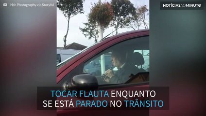 Homem toca flauta ao volante para sobreviver ao stress do trânsito