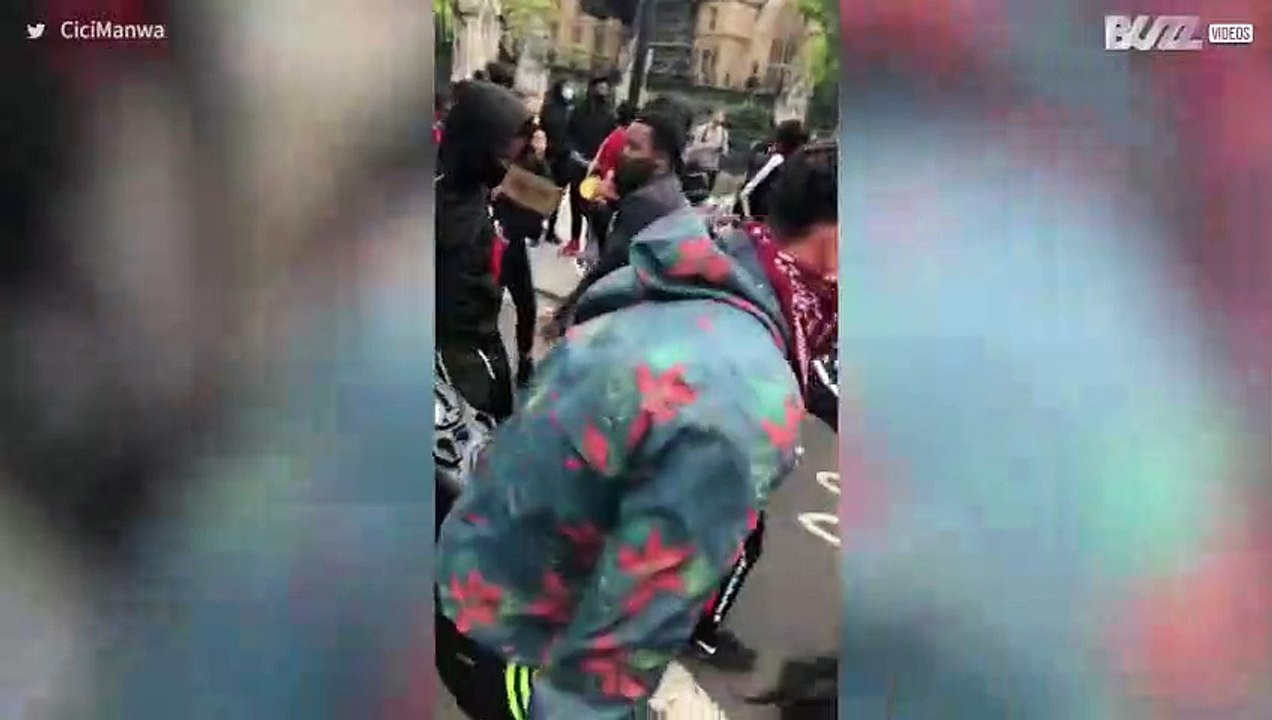 [TRANSLATE] - Young lad cheered on by demonstrators while dancing!