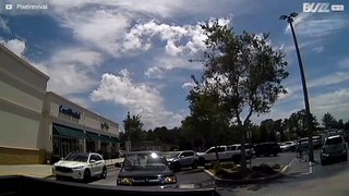 [TRANSLATE] - Elderly motorist in fender bender outside supermarket - 1