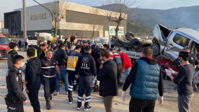 Bursa'da freni boşalan Tır, önünde seyreden araçları biçti: 3 ölü, 21 yaralı