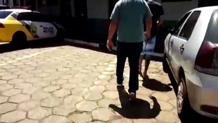 Descargar video: Jovem é detido por policiais do Grupo de Diligências Especiais e levado para a 15ª SDP