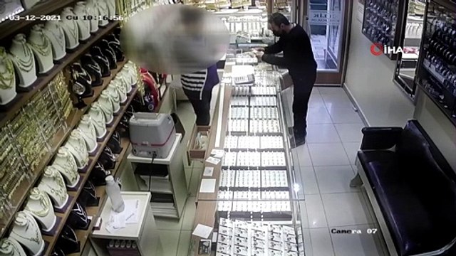 Yoldan geçen genç tekme atarak hırsızın yakalanmasını sağladı