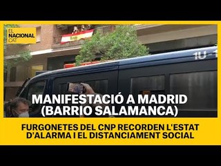 MANIFESTACIÓ MADRID | Furgonetes de CNP recorden l'estat d'alarma i el distanciament social