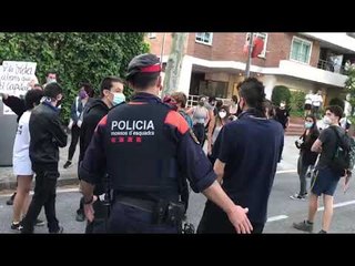 Un grup antifeixista protesta contra la manifestació espanyolista