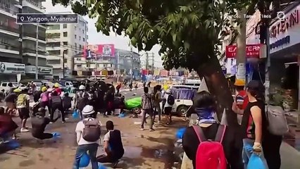 Скачать видео: Myanmar Protesters Retreat as Riot Police Fire Tear Gas in Yangon