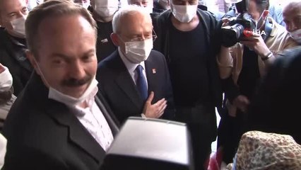 Kılıçdaroğlu'na esnaf ziyaretinde kokoreç ikramı