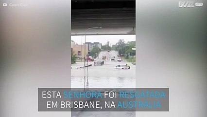 Mulher resgatada de carro varrido por inundação!