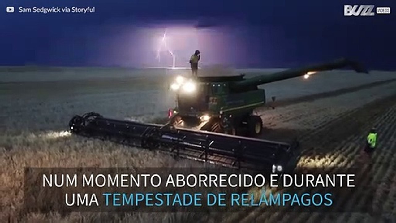 Homem dança em ceifeira-debulhadora durante tempestade de relâmpagos