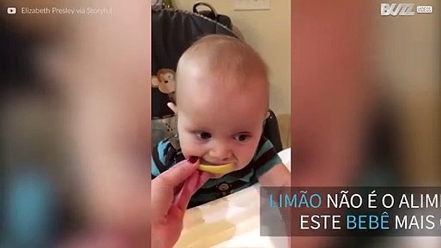 Bebé experimenta limão pela primeira vez