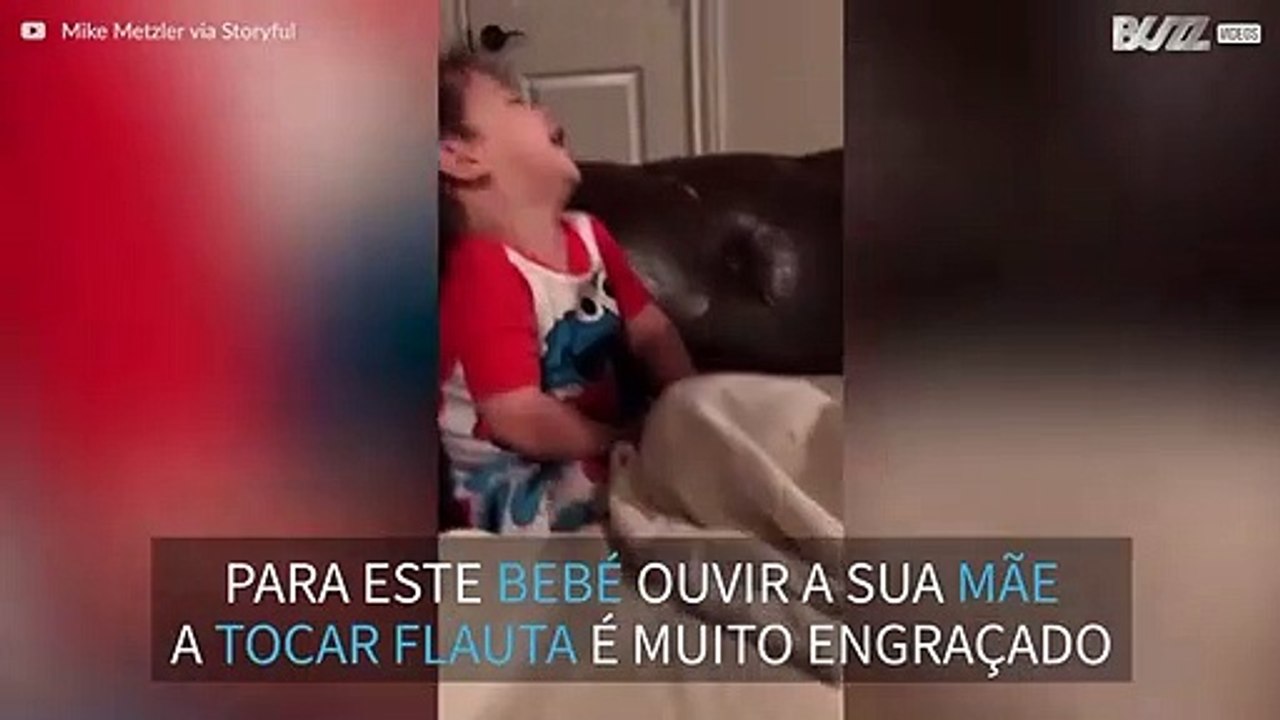 Momento contagiante: Bebé ri-se quando mãe toma flauta